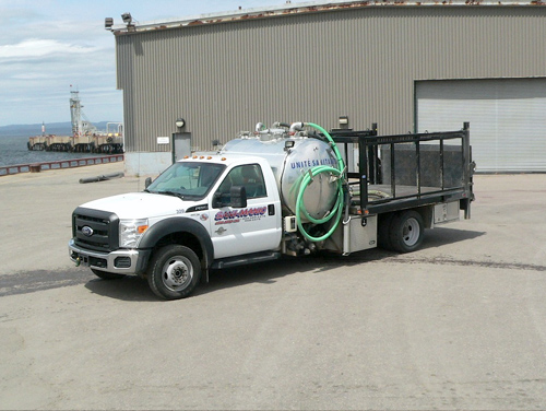 Camion spécialisé à toilette